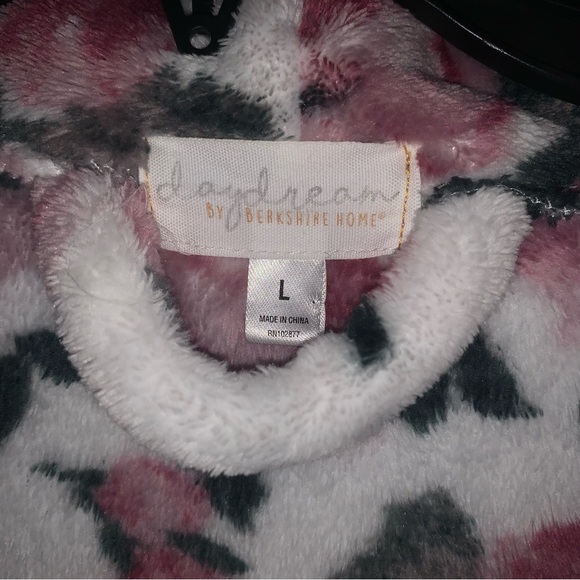 Women’s L DAYDREAM by BERKSHIRE HOME Gorgeous Fuzzy Fleece Wrap Robe Roses EXC - Picture 3 of 15